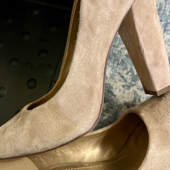 GENTLY WORN BCBGeneration BEIGE SUEDE Heels - Picture 6 of 8